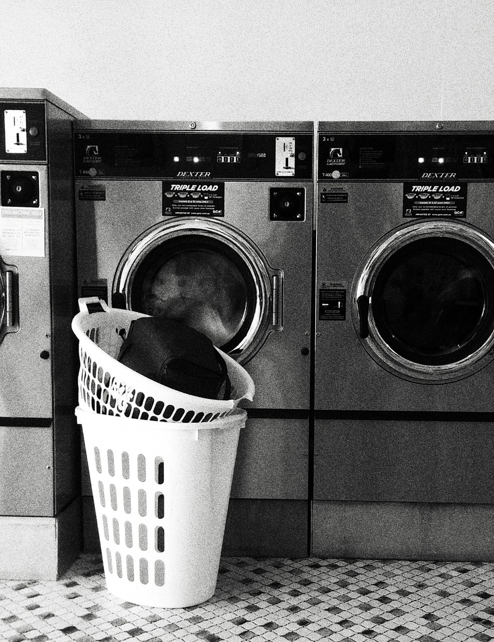 Waschmaschinen und Wäschekörbe